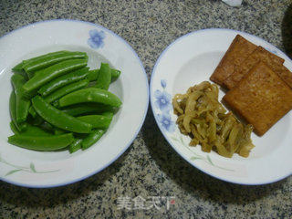 榨菜香干炒甜豆的做法步骤：1