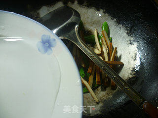 榨菜香干炒甜豆的做法步骤：4