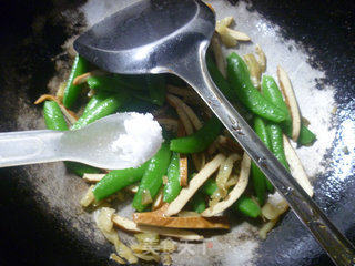 榨菜香干炒甜豆的做法步骤：7