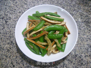 榨菜香干炒甜豆的做法步骤：10
