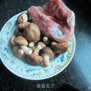 老鸭炖香菇的做法步骤：1