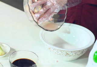 炸鸡翅的做法步骤：1