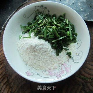 韭菜鸡蛋煎饼的做法步骤：2