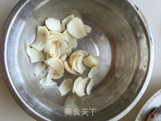 西芹百合炒虾仁的做法步骤：2