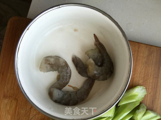 西芹百合炒虾仁的做法步骤：3