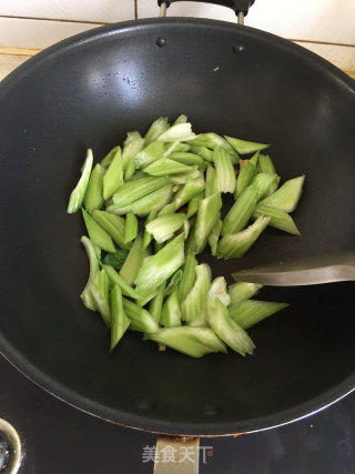 西芹百合炒虾仁的做法步骤：6