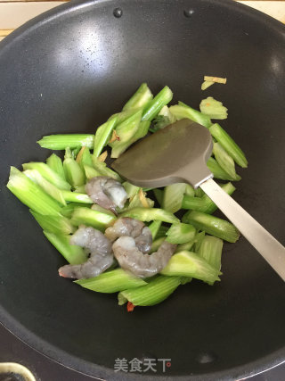 西芹百合炒虾仁的做法步骤：7