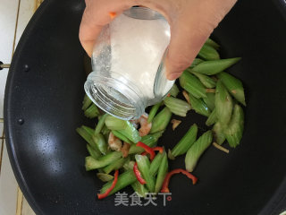 西芹百合炒虾仁的做法步骤：9