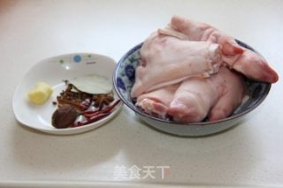 手抓猪蹄的做法步骤：1