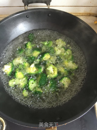 素炒西兰花的做法步骤：1
