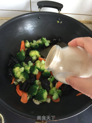 素炒西兰花的做法步骤：8
