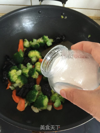 素炒西兰花的做法步骤：9