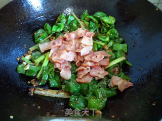 皱皮辣椒炒培根的做法步骤：8