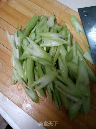 芹菜拌花生米的做法步骤：7