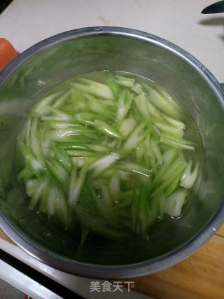 芹菜拌花生米的做法步骤：8