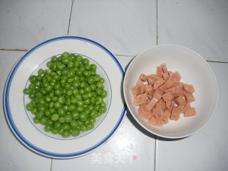 火腿肠炒青豆的做法步骤：1
