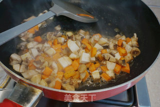 蛋包腊肉彩丁焖饭的做法步骤：4