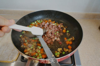 蛋包腊肉彩丁焖饭的做法步骤：5