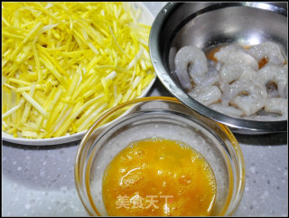 蒜黄鸡蛋炒虾仁的做法步骤：1