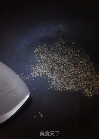 花生芝麻糖——花生炒米糖的做法步骤：2