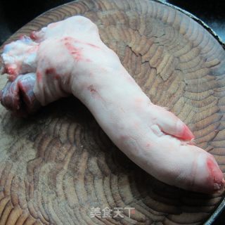 蒸蜱酒猪脚的做法步骤：1