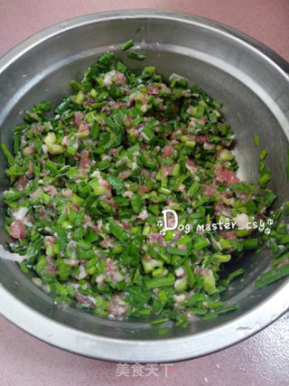 【猪肉韭菜锅贴】饺子两边留个洞的做法步骤：4