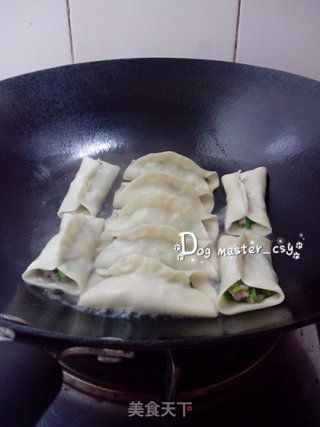 【猪肉韭菜锅贴】饺子两边留个洞的做法步骤：7