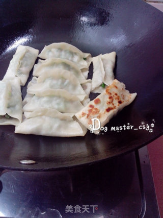 【猪肉韭菜锅贴】饺子两边留个洞的做法步骤：8