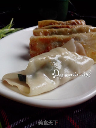 【猪肉韭菜锅贴】饺子两边留个洞的做法步骤：9