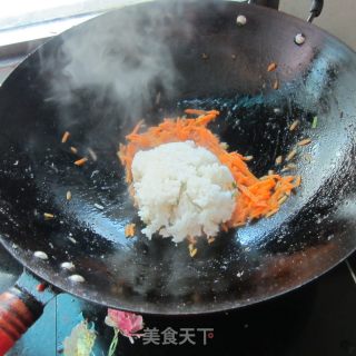红萝卜丝炒剩饭的做法步骤：5