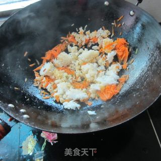 红萝卜丝炒剩饭的做法步骤：6