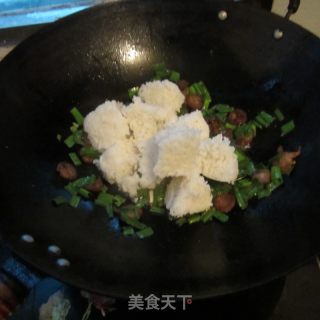 油咖喱腊肠蒜炒饭的做法步骤：8