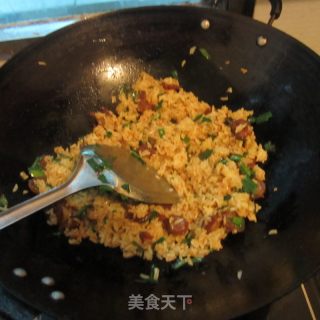 油咖喱腊肠蒜炒饭的做法步骤：11