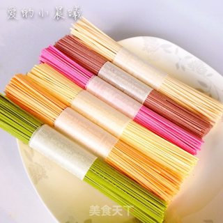 宝宝健康面食--七彩炒面的做法步骤：1