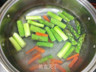 芦笋黑椒牛仔骨的做法步骤：7
