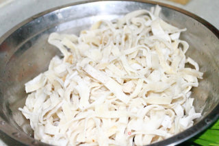 家乡特色风味的腊肉炒豆丝的做法步骤：1