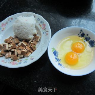 鸡蛋豆腐丁炒饭的做法步骤：1