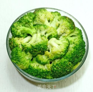 西兰花炒带子的做法步骤：3