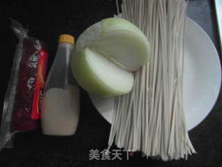 沙拉热拌面的做法步骤：1