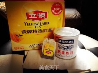 超级简单三步贵妇人丝滑红午奶茶（红茶伴奶茶）的做法步骤：1