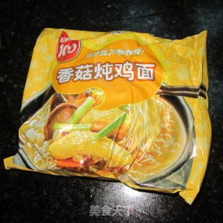 菠菜方便面的做法步骤：1