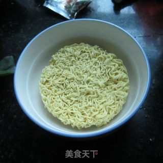 菠菜方便面的做法步骤：3
