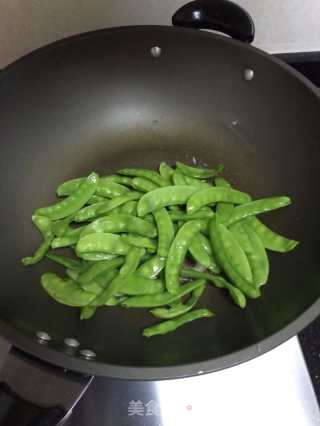 清炒荷兰豆的做法步骤：2