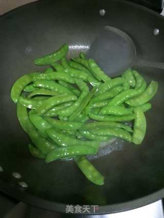清炒荷兰豆的做法步骤：3