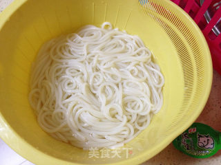 杂锦鲜菇版桂林米粉的做法步骤：1