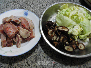 香菇圆白菜煮腊鸡腿的做法步骤：1