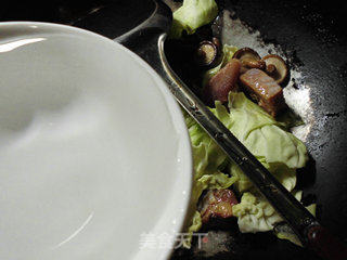 香菇圆白菜煮腊鸡腿的做法步骤：4
