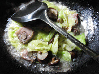 香菇圆白菜煮腊鸡腿的做法步骤：5