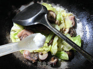 香菇圆白菜煮腊鸡腿的做法步骤：6