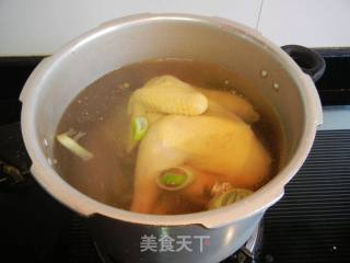 牛肝菌冬笋炖母鸡的做法步骤：6